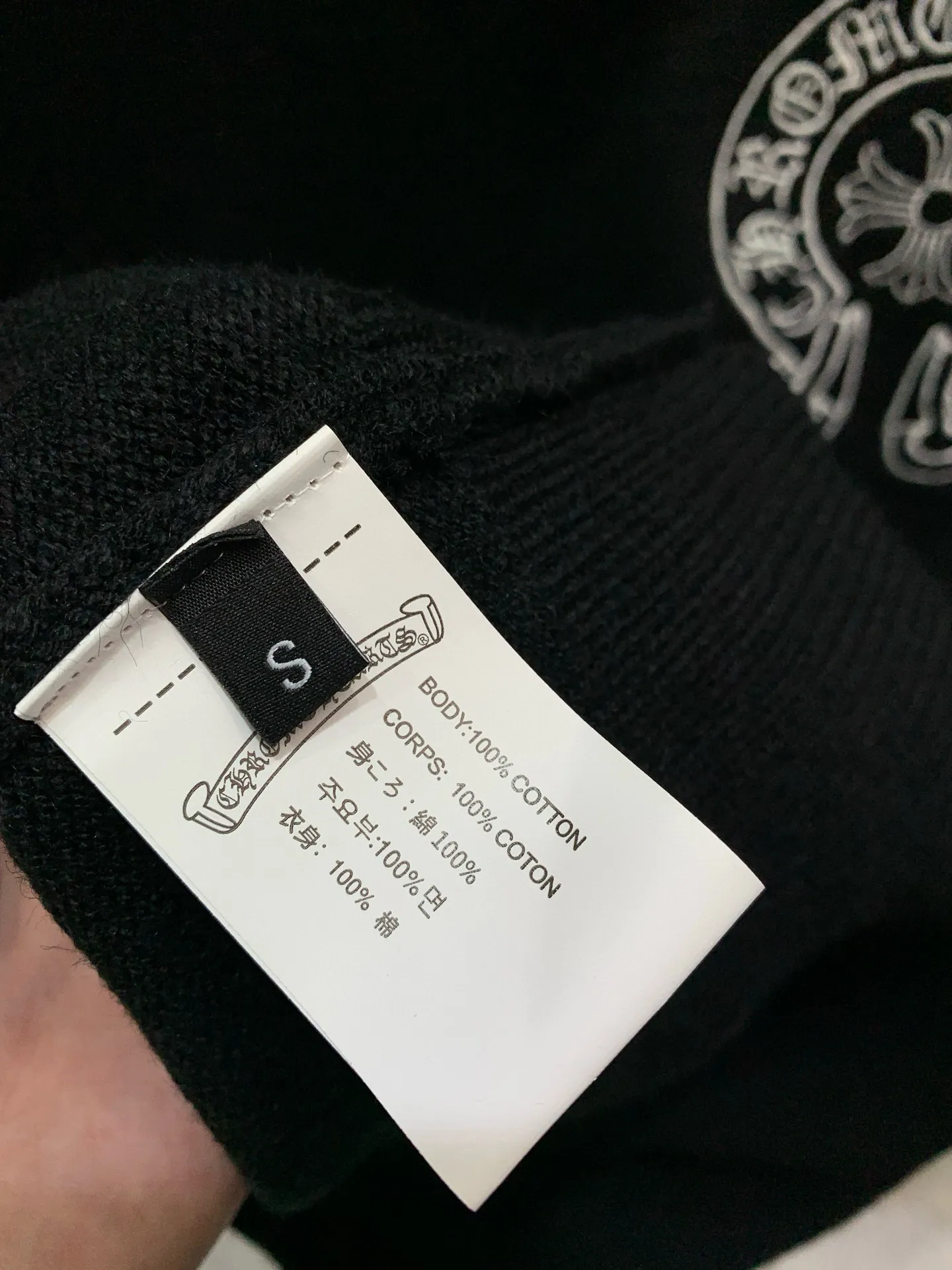 P360 Chrome Hearts 2025 new Sanskrit cross-flower knitted pullover in autumn and winter. The fabric is made of pure cotton wool. It has a delicate and soft touch. The texture is breathable. It is matched with 1x1 thread in the same cylinder. The collar thread is a pure cotton zipper thread. The back is made of imported embroidery machine and is not easy to fall off. It is super delicate. It is like a ceiling. The hangtags are all developed and customized according to the original version. It adopts a box-cut design, which is more simple and loose, and also hides meat and skinny products. The product is extremely difficult. Extremely white and youthful, suitable for both men and women. It is an indispensable simple item in autumn. Positioned tailoring. Oversize. Loose fit. Full of details. Customized matching accessories. Leather embossed craftsmanship. The style is rock and roll retro. The workmanship and texture are first-class. The three labels are consistent. The packaging bag has a logo. It is tall and can be worn by both men and women.